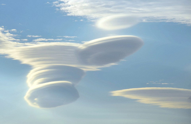 英國高空現罕見飛碟雲 形如UFO