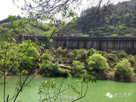載17人大巴車在浙江墜崖 目前已有一人死亡