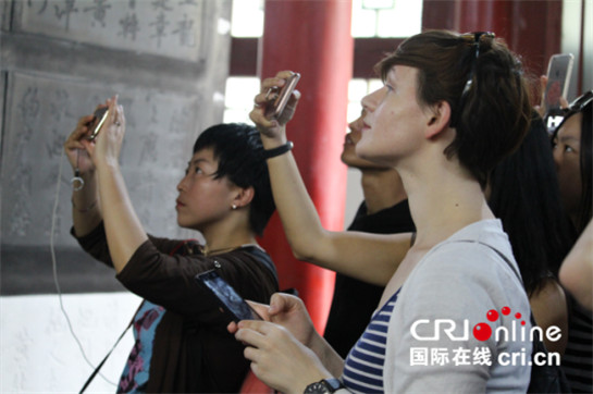 【記者行專題 右上圖 顯示圖在稿件最下方】CRI20國記者走訪西安碑林 拓片製作工藝引圍觀