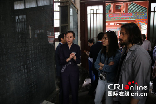 【記者行主題 外眼探碑林 右大圖  顯示圖在稿件最下方】CRI20國記者走訪西安碑林 拓片製作工藝引圍觀