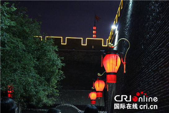 【記者行主題 外眼探碑林 左圖 顯示圖在稿件最下方】駐華外交官夜登西安城墻 點讚“大西安”厚重歷史