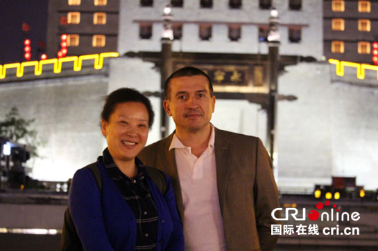 【記者行主題 外眼探碑林 左圖 顯示圖在稿件最下方】駐華外交官夜登西安城墻 點讚“大西安”厚重歷史