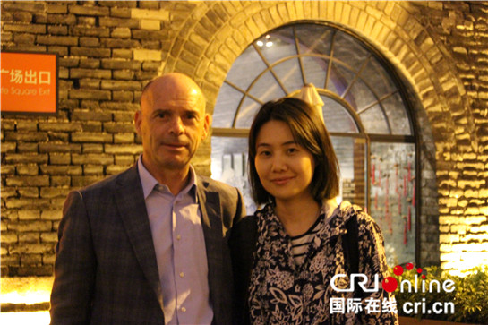 【記者行主題 外眼探碑林 左圖 顯示圖在稿件最下方】駐華外交官夜登西安城墻 點讚“大西安”厚重歷史