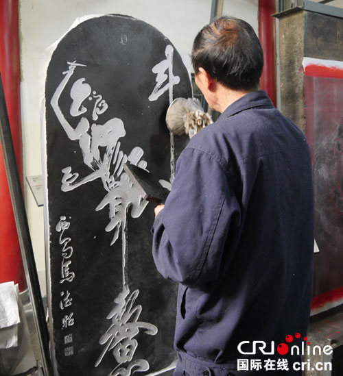【記者行主題 外眼探碑林 左圖 顯示圖在稿件最下方】CRI中外記者看陜西：西安碑林博物館 世界獨一無二的博物館