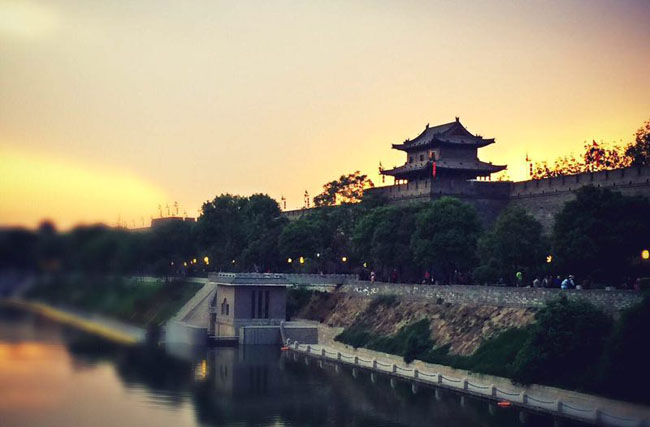 【記者行專題 多語報道 圖 顯示圖在稿件最下方】سور مدينة شيآن القديمة