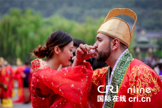 CRI外籍記者化身文化使者 體驗華清宮盛唐婚典_fororder_圖片1_副本