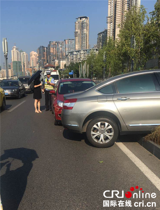 已過審【法制安全　列表】變道時與後車發生碰撞 小車“猛回頭”撞綠化帶