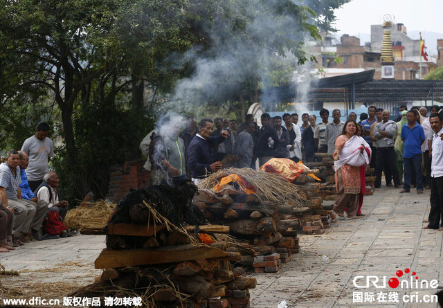 尼泊爾強震致逾2400人遇難 民眾野外焚燒遺體