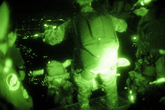美軍綠色貝雷帽夜訓科幻場面