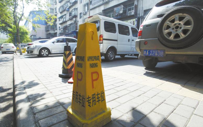 【今日看點】電子正街凱悅華庭小區 門口私設停車場黑收費