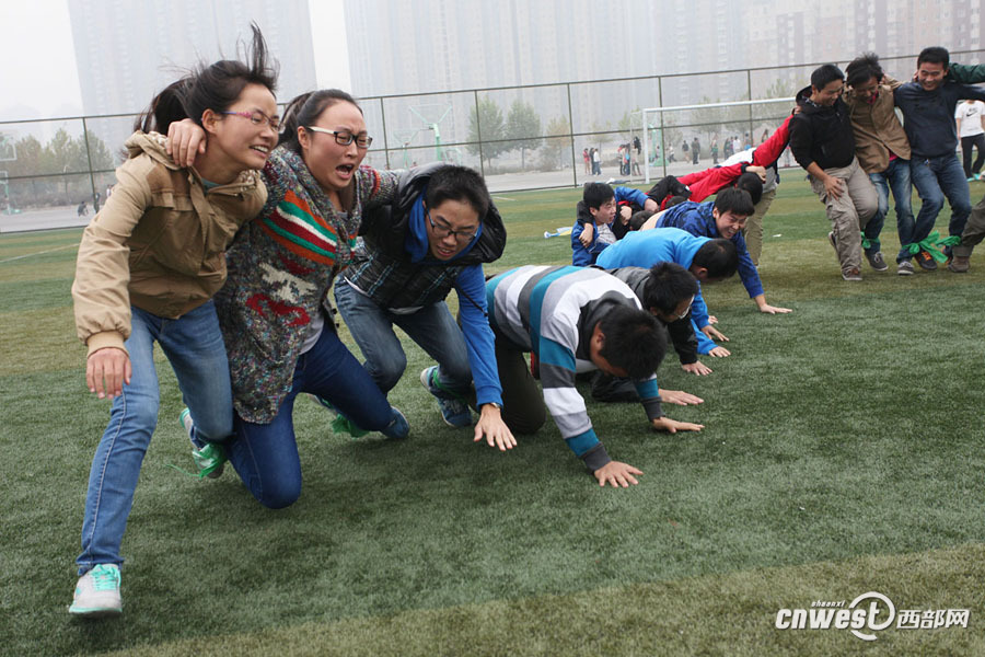 焦點圖 顯示圖在稿件最下方】開學了這所大學的足球場卻沒了 滿滿的都是回憶