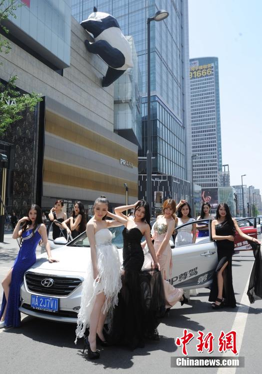 成都車模街頭玩快閃吸眼球