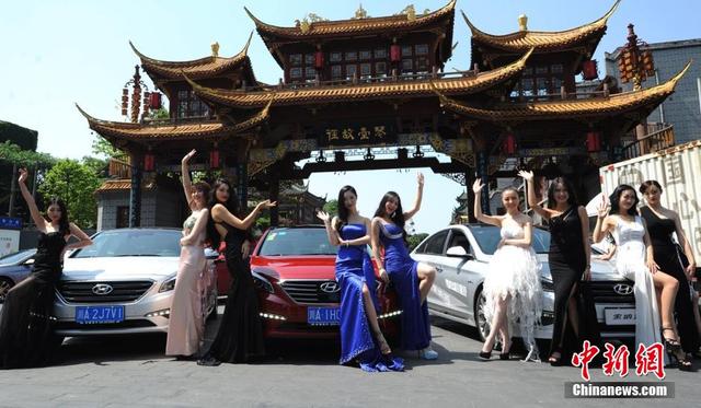 成都車模街頭玩快閃吸眼球
