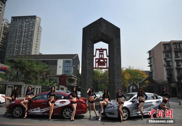 成都車模街頭玩快閃吸眼球