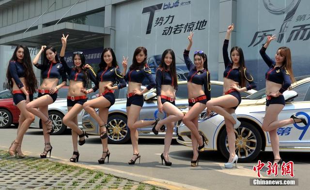 成都車模街頭玩快閃吸眼球
