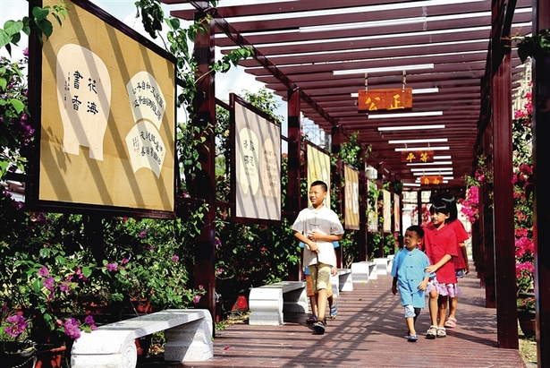末尾有圖【旅遊房産圖文列表】萬寧溪邊書屋:漫步三角梅長廊 欣賞小夥伴書法   摘要：8月21日，萬寧市萬城鎮溪邊村溪邊書屋，孩子們漫步三角梅長廊，欣賞小夥伴的書法作品。