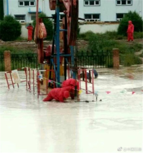 陜西長慶油田近百個井場道路因暴雨受損 千名員工搶險自救_fororder_116_副本