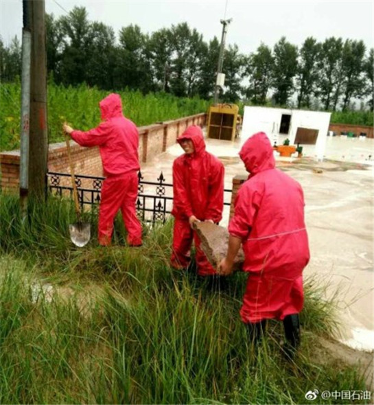 陜西長慶油田近百個井場道路因暴雨受損 千名員工搶險自救_fororder_115_副本