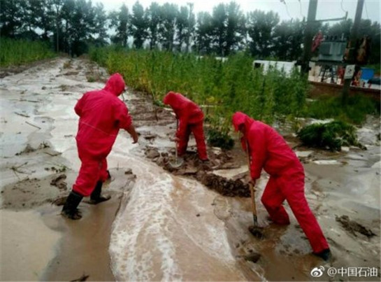 陜西長慶油田近百個井場道路因暴雨受損 千名員工搶險自救_fororder_119_副本