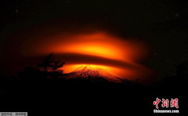 智利比亞裏卡火山噴發 火焰染紅雲朵場面壯觀