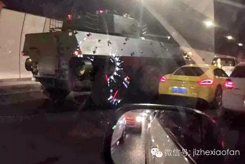 重慶“奇葩”車禍：保時捷隧道內撞上裝甲車