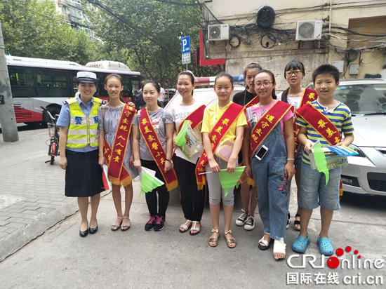 已過審【區縣聯動】【北碚】北碚中學生變身“交警小天使”參與交通文明勸導【區縣聯動　列表】北碚區8名中學生變身“見習小交警”
