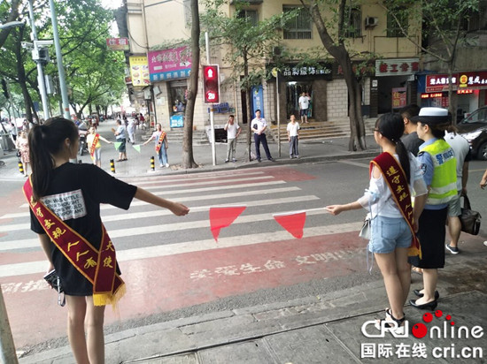 已過審【區縣聯動】【北碚】北碚中學生變身“交警小天使”參與交通文明勸導【區縣聯動　列表】北碚區8名中學生變身“見習小交警”