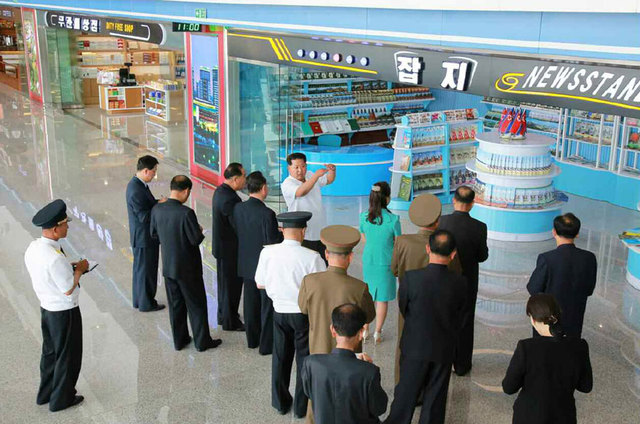 金正恩視察新機場 妻子和妹妹同時現身