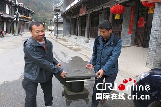 向內行走開闢精準扶貧新路徑  西安一基層老黨員讓幫困力量雙向流動_fororder_黨宏偉（右）與公益協會發起人張康（左）為孤寡老人添置暖爐。