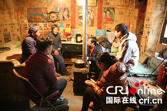 向內行走開闢精準扶貧新路徑  西安一基層老黨員讓幫困力量雙向流動_fororder_協會成員看望孤寡老人。
