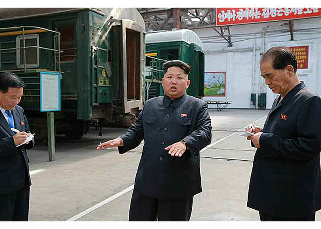 金正恩視察電力機車工廠 強調鐵路要實現現代化