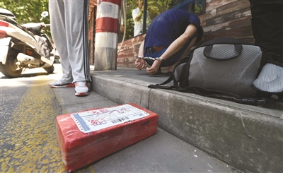 (輿情評論)南京警方破獲跨省販毒案 繳獲300余克冰毒 (輿情評論)南京警方破獲跨省販毒案 繳獲300余克冰毒