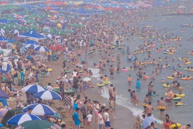 全國多地持續高溫 深圳14萬人海灘“下餃子”