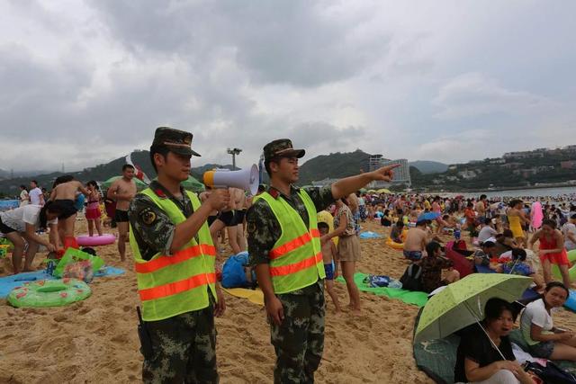 全國多地持續高溫 深圳14萬人海灘“下餃子”