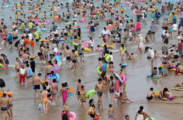 全國多地持續高溫 深圳14萬人海灘“下餃子”
