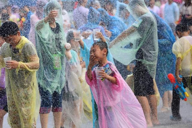 全國多地持續高溫 深圳14萬人海灘“下餃子”