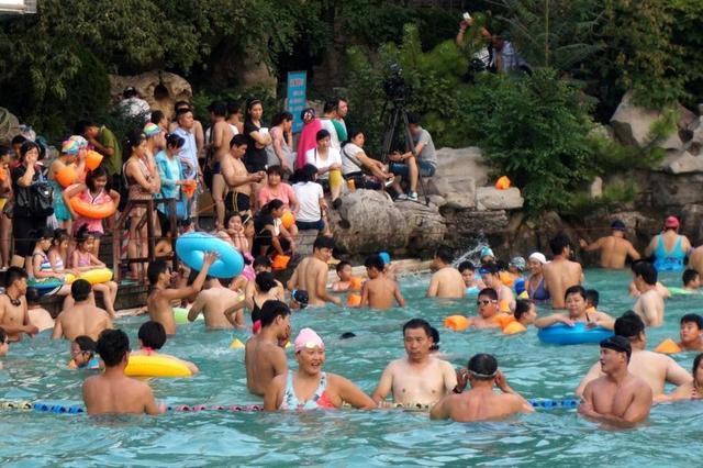 全國多地持續高溫 深圳14萬人海灘“下餃子”