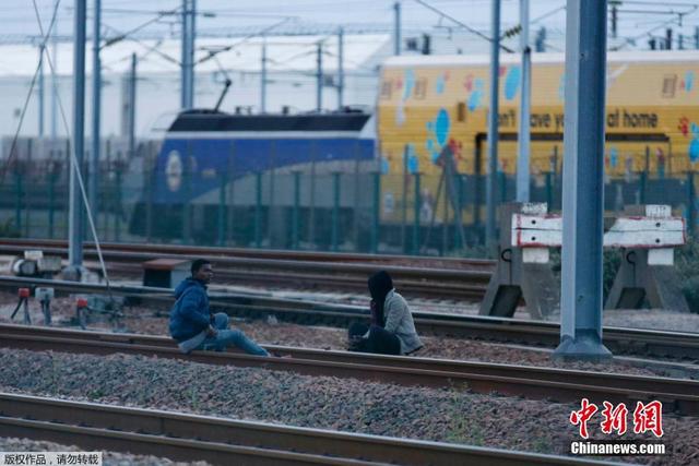 數千偷渡者衝擊英法海底隧道 沿鐵路前往英國