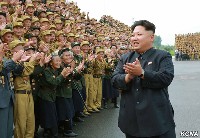 金正恩與全國老兵大會代表合影留念