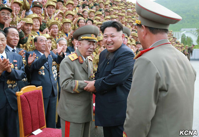金正恩與全國老兵大會代表合影留念