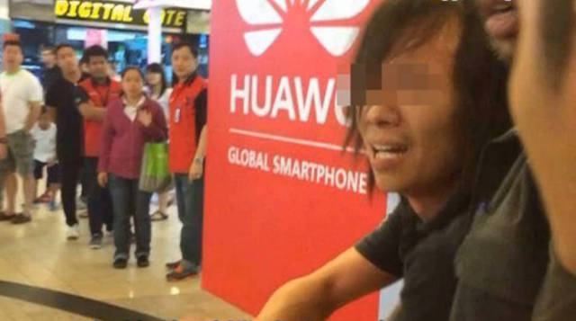 馬來西亞色狼偷拍裙底被當場鎖喉制服