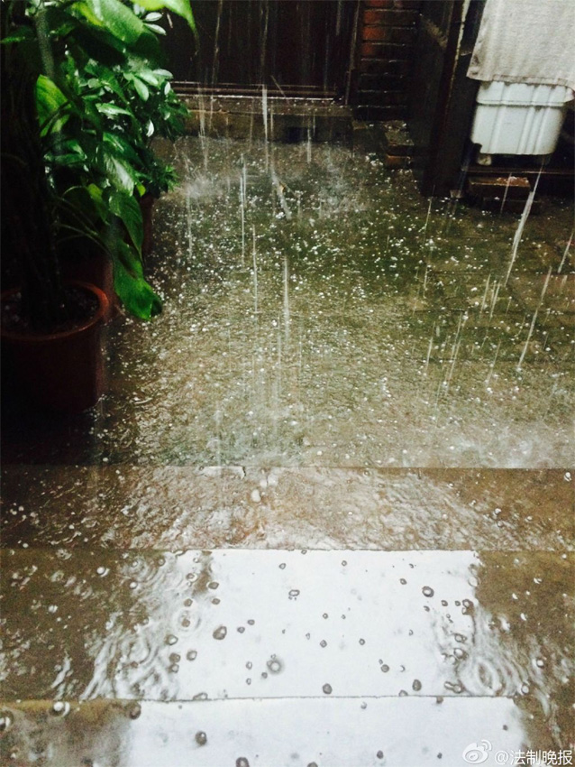 北京午後迎來大範圍降雨 大風暴雨夾雜冰雹