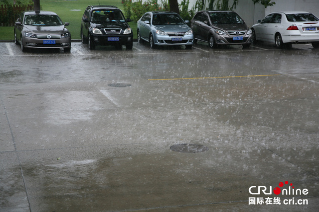 北京午後迎來大範圍降雨 大風暴雨夾雜冰雹