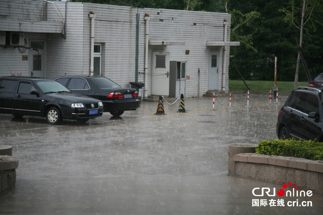 北京午後迎來大範圍降雨 大風暴雨夾雜冰雹