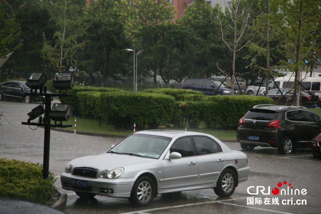 北京午後迎來大範圍降雨 大風暴雨夾雜冰雹