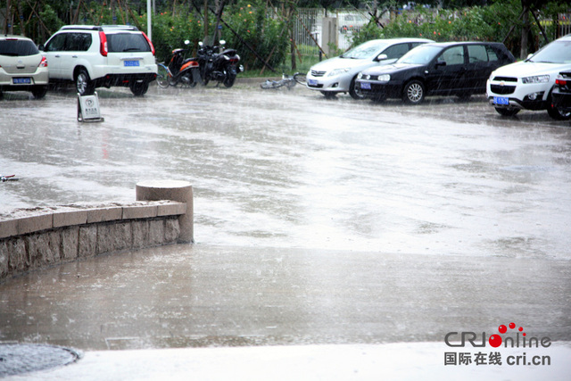 北京午後迎來大範圍降雨 大風暴雨夾雜冰雹
