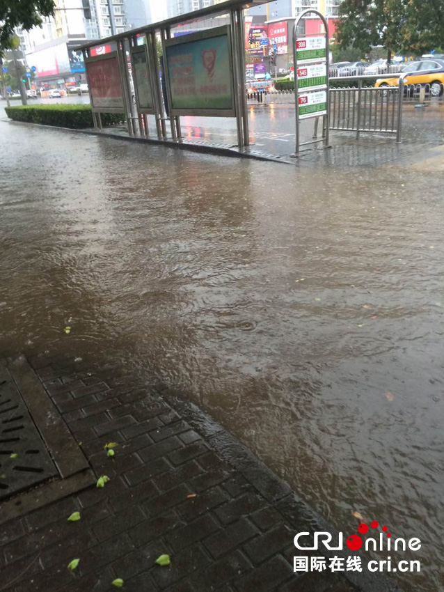 北京午後迎來大範圍降雨 大風暴雨夾雜冰雹
