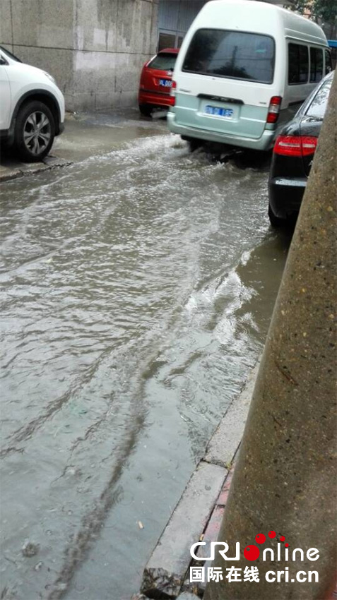 北京午後迎來大範圍降雨 大風暴雨夾雜冰雹