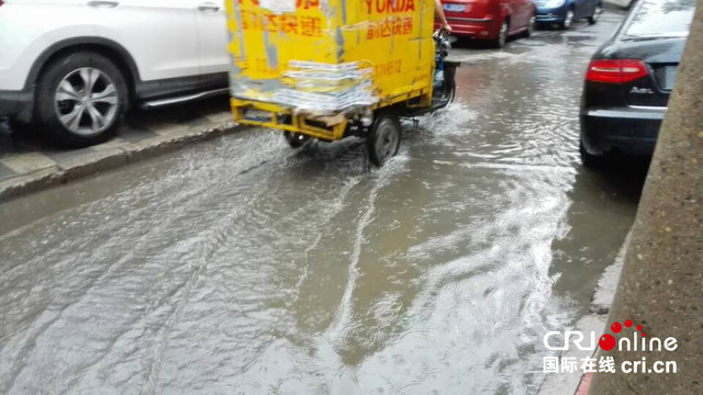 北京午後迎來大範圍降雨 大風暴雨夾雜冰雹