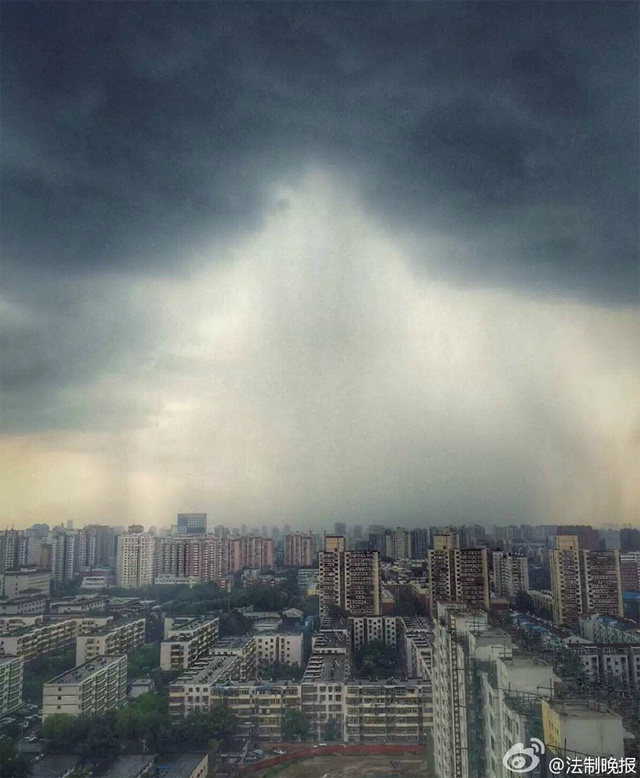 北京午後迎來大範圍降雨 大風暴雨夾雜冰雹